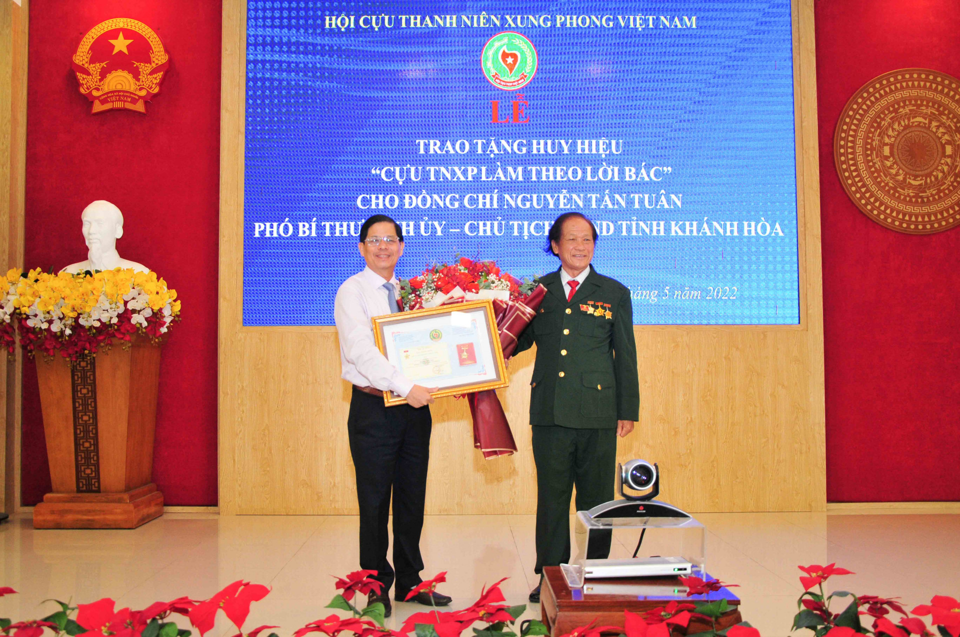 Đồng chí Nguyễn Tấn Tuân nhận huy hiệu “Cựu thanh niên xung phong làm theo lời Bác”