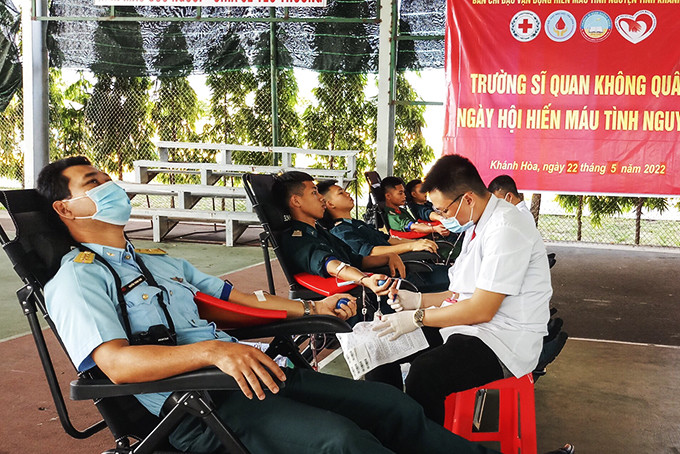 Cán bộ, chiến sĩ Trường Sĩ quan Không quân tham gia hiến máu.