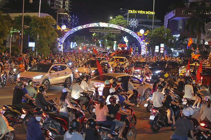 Dòng người và xe từ khắp nơi dồn về phía đường biển Trần Phú mỗi lúc mỗi đông.