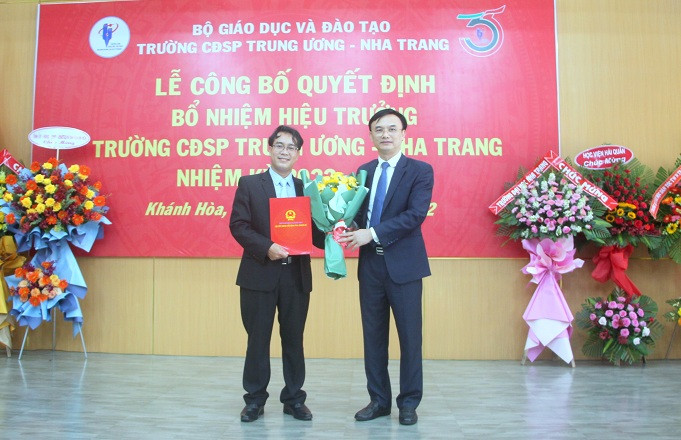 Ông Nguyễn Viết Lộc trao quyết định bổ nhiệm Hiệu trưởng cho Tiến sĩ Nguyễn Viết Lộc. 