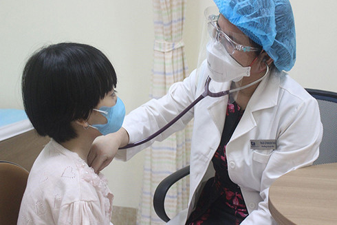 Bác sĩ Kim Thoa khám cho bệnh nhi.