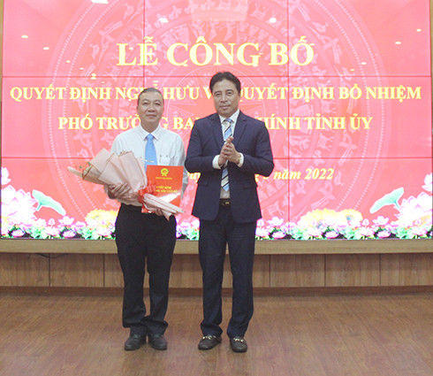 Ông Nguyễn Khắc Toàn trao quyết định điều động, bổ nhiệm giữ chức vụ Phó Trưởng Ban Nội chính Tỉnh ủy cho ông Lê Quang Trung.