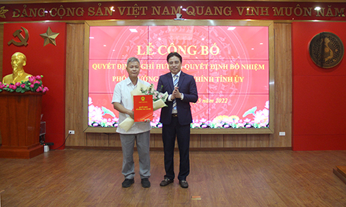 Ông Nguyễn Khắc Toàn trao quyết định nghỉ hưu cho ông Trần Việt Anh 