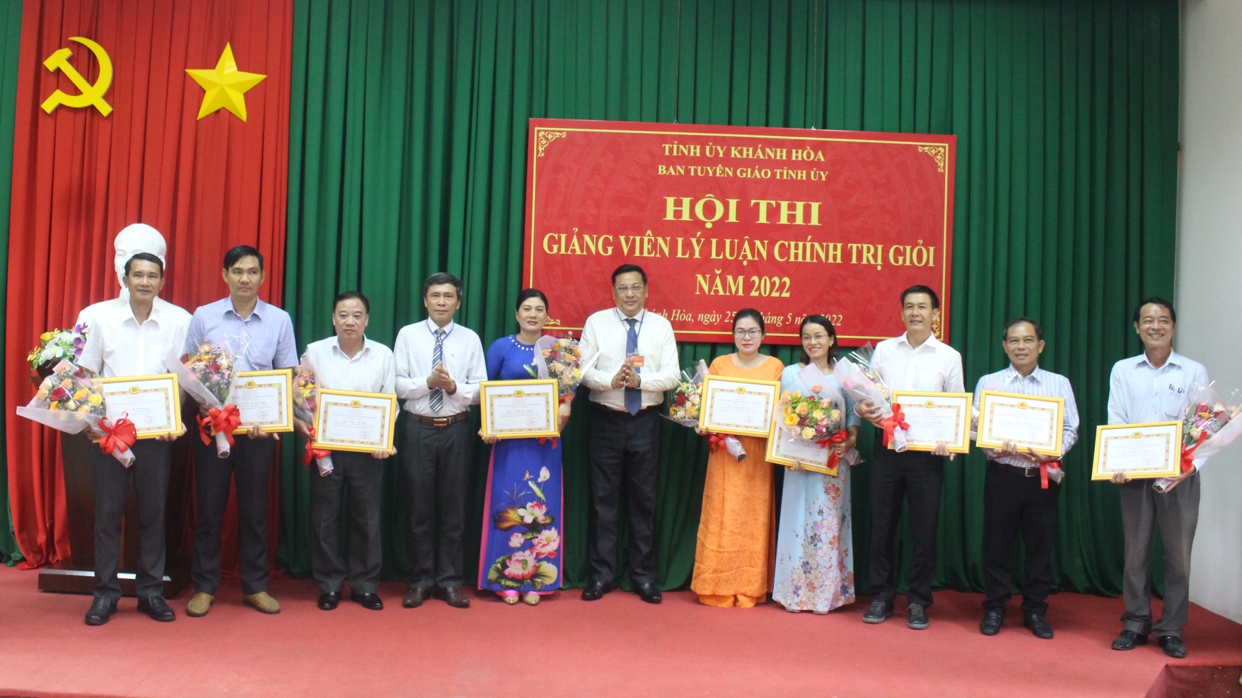 Ông Lê Hữu Thọ trao giấy chứng nhận giảng viên đạt loại giỏi hội thi cho các giảng viên.