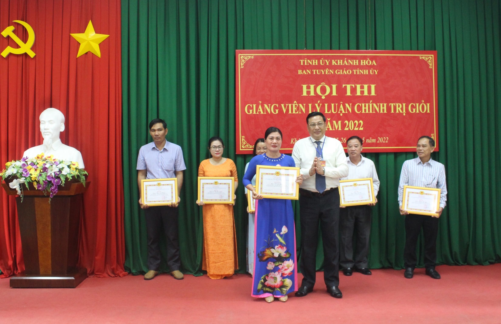 Ông Lê Hữu Thọ trao giải Nhất cho giảng viên Đỗ Thị Hương.