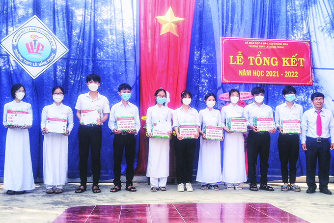 Trường THPT Lê Hồng Phong (Vạn Ninh): Tổng kết năm học 2021 - 2022