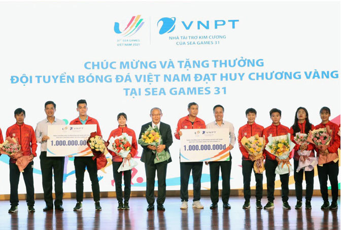 Lãnh đạo Tập đoàn VNPT trao thưởng cho 2 đội tuyển bóng đá nam và nữ Việt Nam (Ảnh do Tập đoàn VNPT cung cấp)