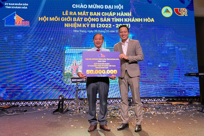 Lãnh đạo Hôi môi giới bất động sản Khánh Hoà trao 50 triệu đồng cho Uỷ ban MTTQ tỉnh.