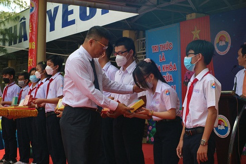 Ông Võ Hoàn Hải - Giám đốc Sở Giáo dục và Đào tạo trao giấy khen cho các học sinh. 