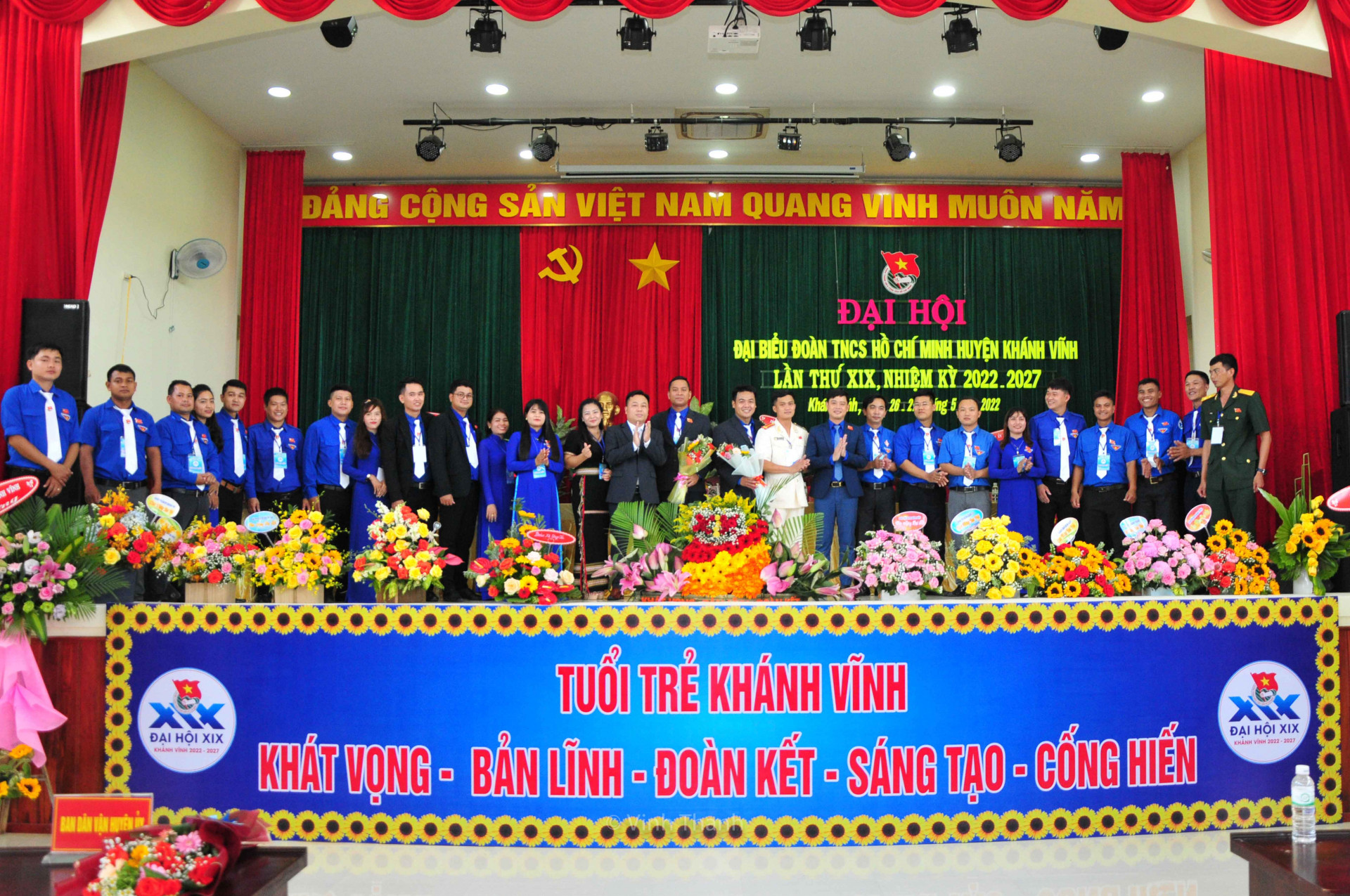 Các đại biểu tặng hoa chúc mừng Ban Chấp hành Huyện đoàn Khánh Vĩnh khoá XIX