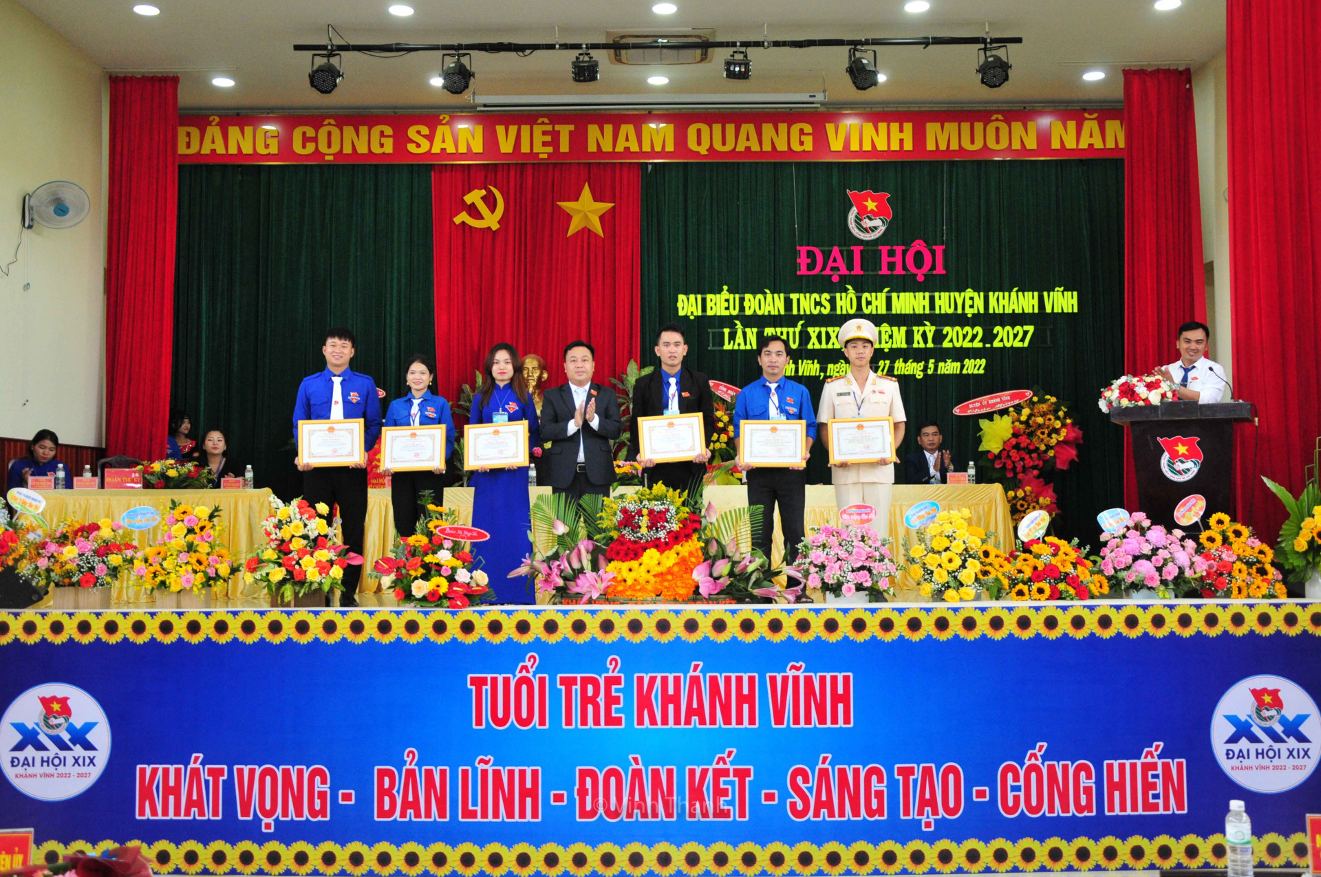 Thường trực Huyện uỷ Khánh Vĩnh trao giấy khen của UBND huyện cho các tập thể xuất sắc