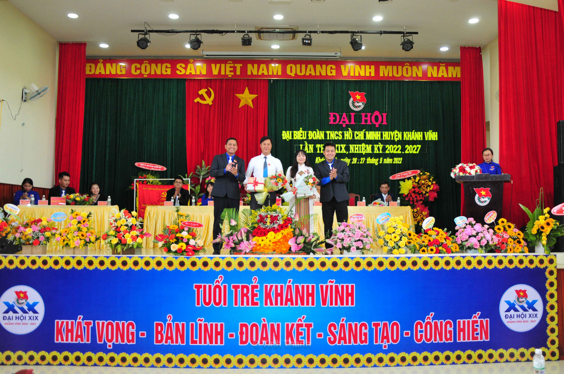 Đại hội tặng hoa cho Bí thư, Phó Bí thư Huyện đoàn Khánh Vĩnh khoá XVIII