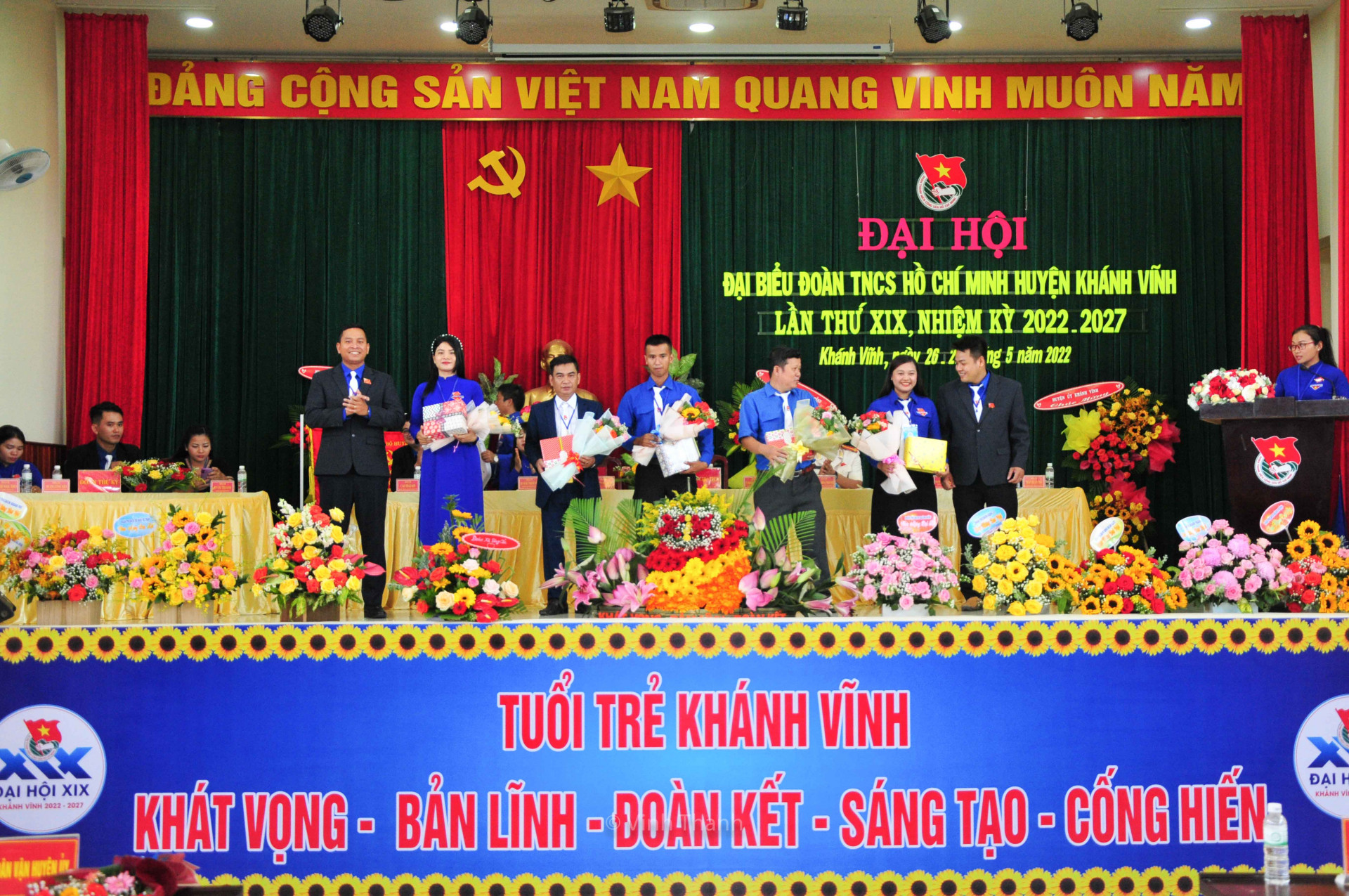 Tặng hoa và quà cho các Uỷ viên Ban Chấp hành Huyện Đoàn Khánh Vĩnh khoá XIX không tái cử khoá mới