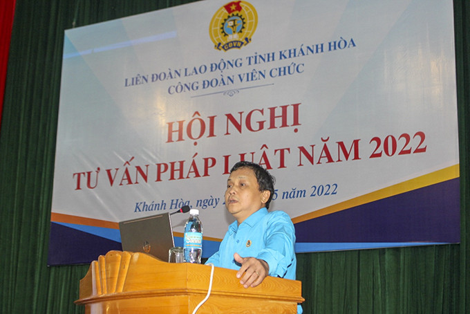 Ông Bùi Đăng Thành - Phó Chủ tịch Liên đoàn Lao động tỉnh phổ biến một số chính sách mới tại hội nghị.