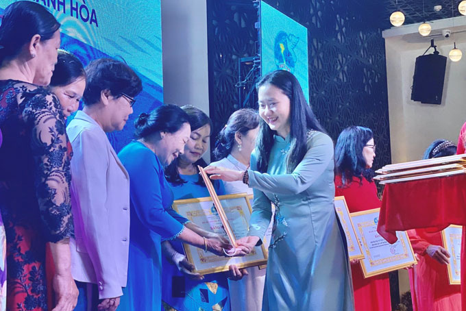 Bà Nguyễn Quỳnh Nga - Chủ tịch Hội Liên hiệp Phụ nữ tỉnh Khánh Hòa tặng bằng khen cho 14 Chi hội phụ mẫu xuất sắc tiêu biểu.