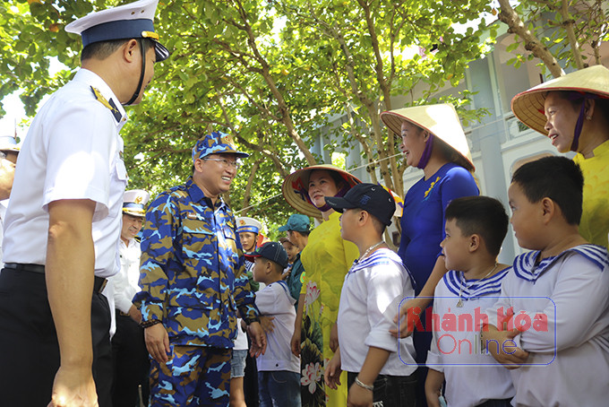 Đồng chí Nguyễn Hải Ninh - Ủy viên Trung ương Đảng, Bí thư Tỉnh ủy thăm hỏi, động viên quân và dân trên đảo Trường Sa Lớn.