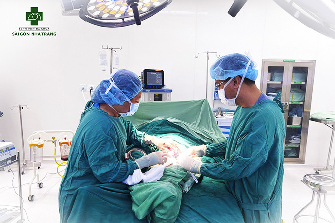 Đội ngũ y, bác sĩ của Bệnh viện Đa khoa Sài Gòn Nha Trang  thực hiện phẫu thuật cho bệnh nhân.