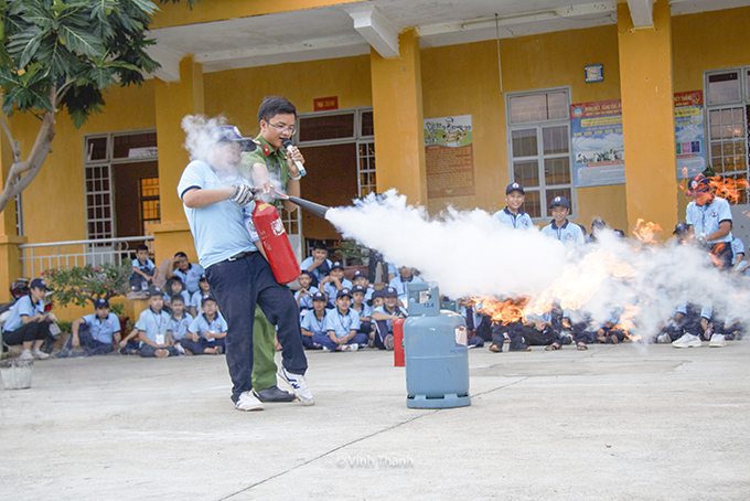 Bạn trẻ trải nghiệm môi trường quân đội