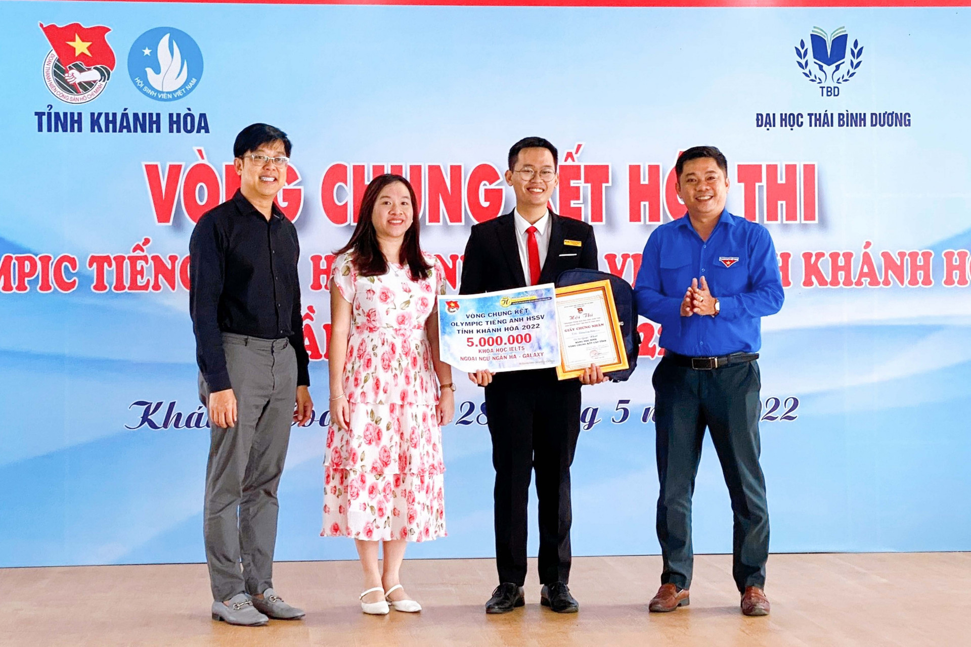 Ban tổ chức trao giải nhất cho thí sinh xuất sắc của bảng thi sinh viên