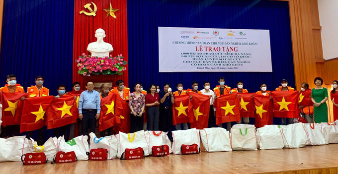 Các lãnh đạo và nhà tài trợ trao áo phao cho ngư dân ở TP. Cam Ranh.