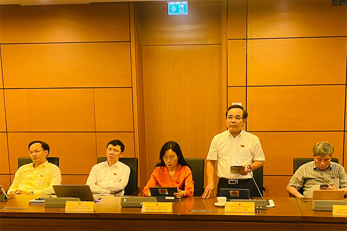 Ông Lê Hữu Trí - Phó Trưởng đoàn chuyên trách Đại biểu Quốc hội tỉnh Khánh Hòa phát biểu ý kiến.
