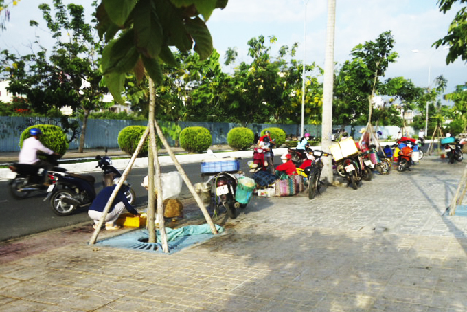 Buôn bán nơi bờ kè