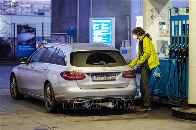 Người dân bơm xăng cho phương tiện tại trạm xăng ở Berlin, Đức. Ảnh: THX/TTXVN
