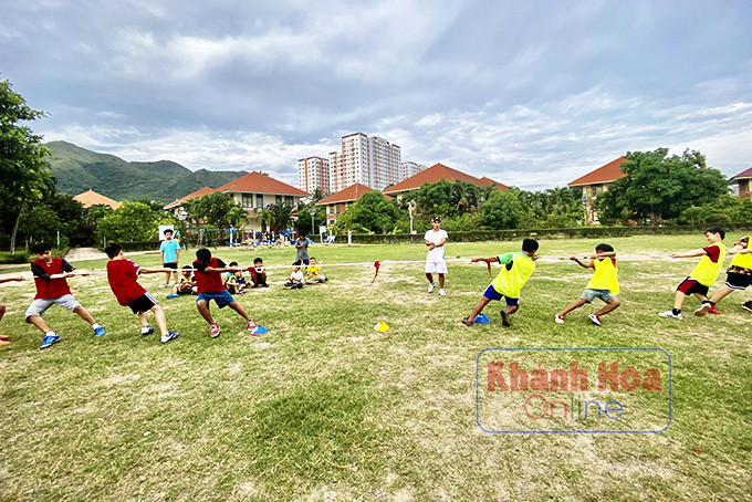 Các em ở Làng Trẻ em SOS Nha Trang thi đấu thể thao nhân ngày Quốc tế Thiếu nhi.