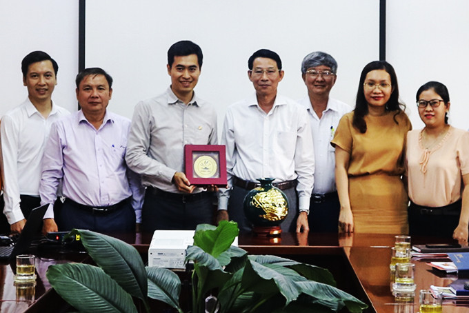 Ông Đinh Văn Thiệu tặng quà lưu niệm của UBND tỉnh cho nhà trường.