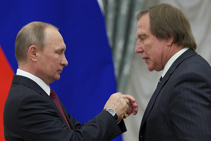 Tổng thống Nga Vladimir Putin (trái) và ông Sergei Roldugin trong một buổi lễ tại Điện Kremlin ở Moscow, Nga. Ảnh tư liệu: REUTERS 