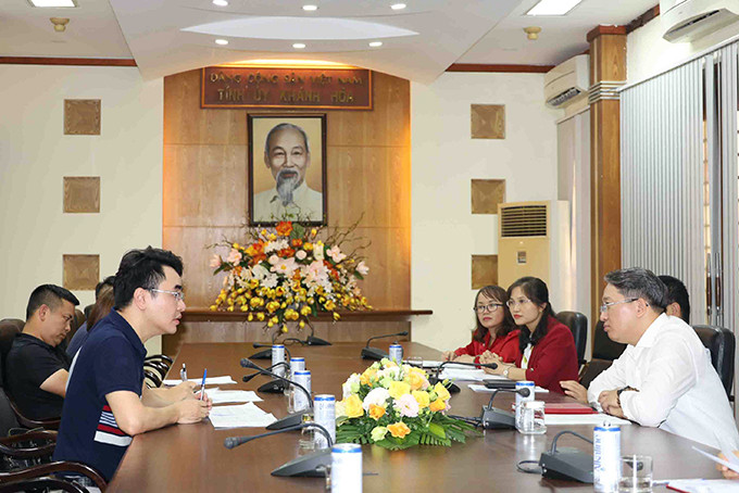 Ông Nguyễn Hải Ninh trao đổi một số nội dung với các thành viên đoàn làm phim.