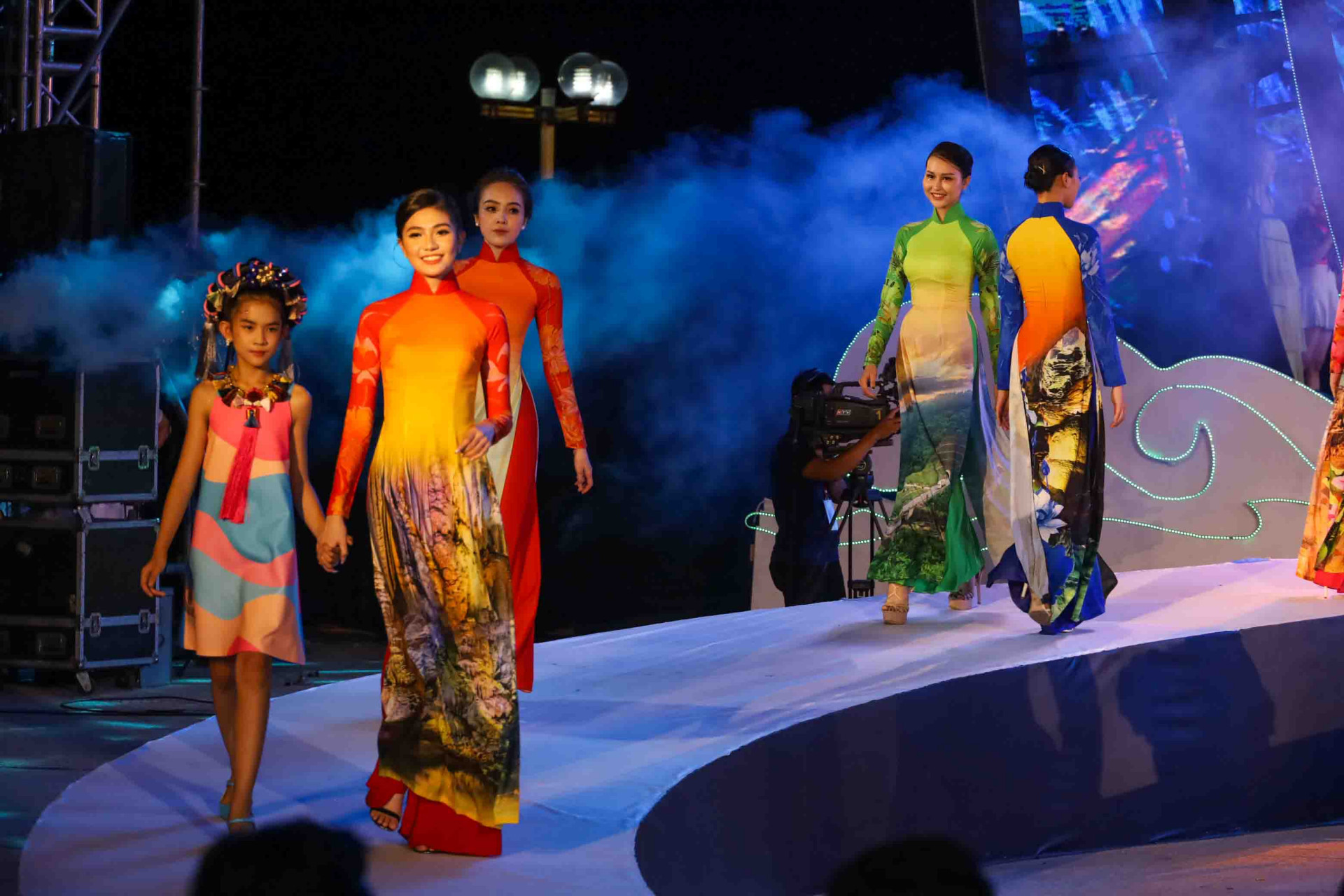Màn trình diễn thời trang áo dài với những họa tiết in áo là các thắng cảnh của vùng đất Nha Trang - Khánh Hòa.