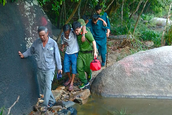 VIDEO: Hành trình giải cứu hai cha con bị lạc trong rừng sâu