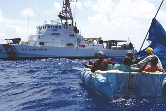 Lực lượng Bảo vệ Bờ biển Mỹ ngăn chặn người di cư bất hợp pháp từ Cuba vào Mỹ. (Nguồn: usni.org)