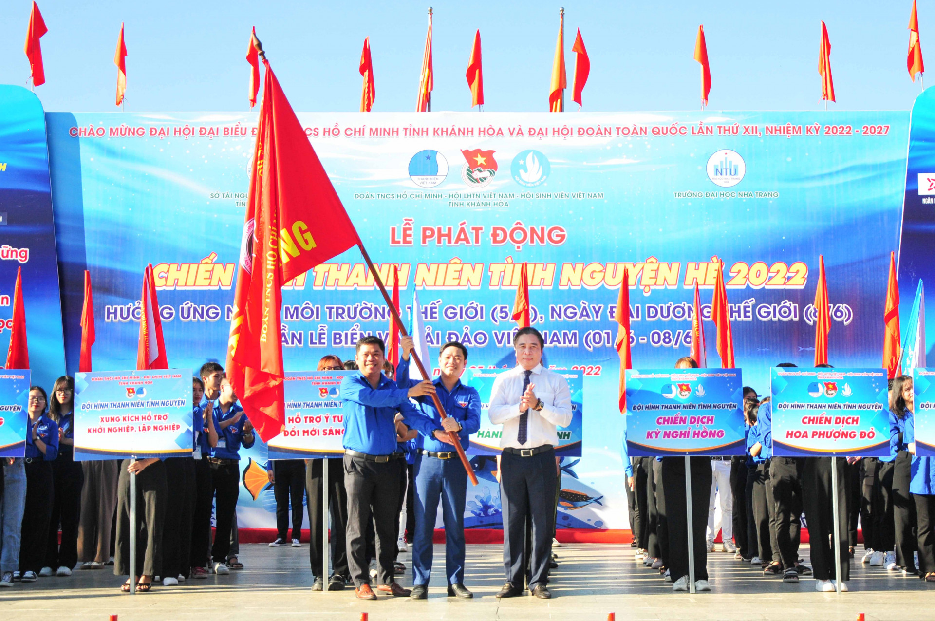 Đồng chí Nguyễn Khắc Toàn trao cờ quyết thắng thực hiện các nhiệm vụ trong Chiến dịch Thanh niên tình nguyện hè cho lãnh đạo Tỉnh đoàn