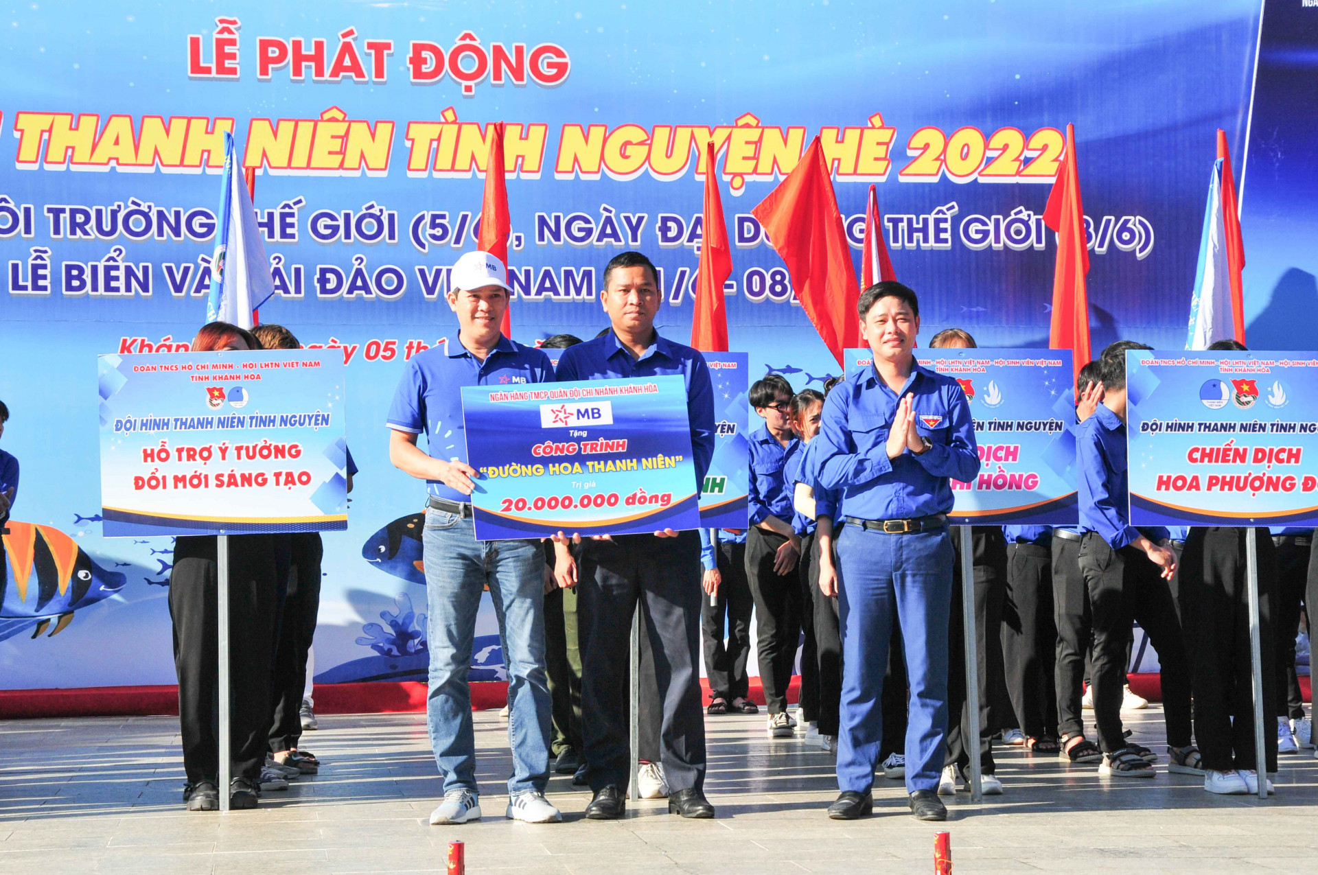 Lãnh đạo Tỉnh đoàn cùng MB Bank trao hỗ trợ công trình Đường hoa thanh niên trị giá 20 triệu đồng cho Huyện đoàn Khánh Vĩnh