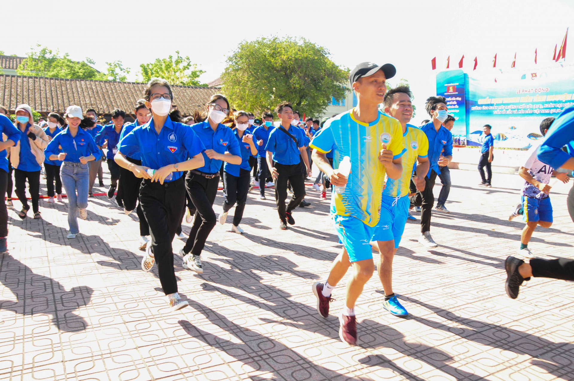 Cuộc thi chạy marathon trong khuôn viên Trường Đại học Nha Trang do ban tổ chức phát động