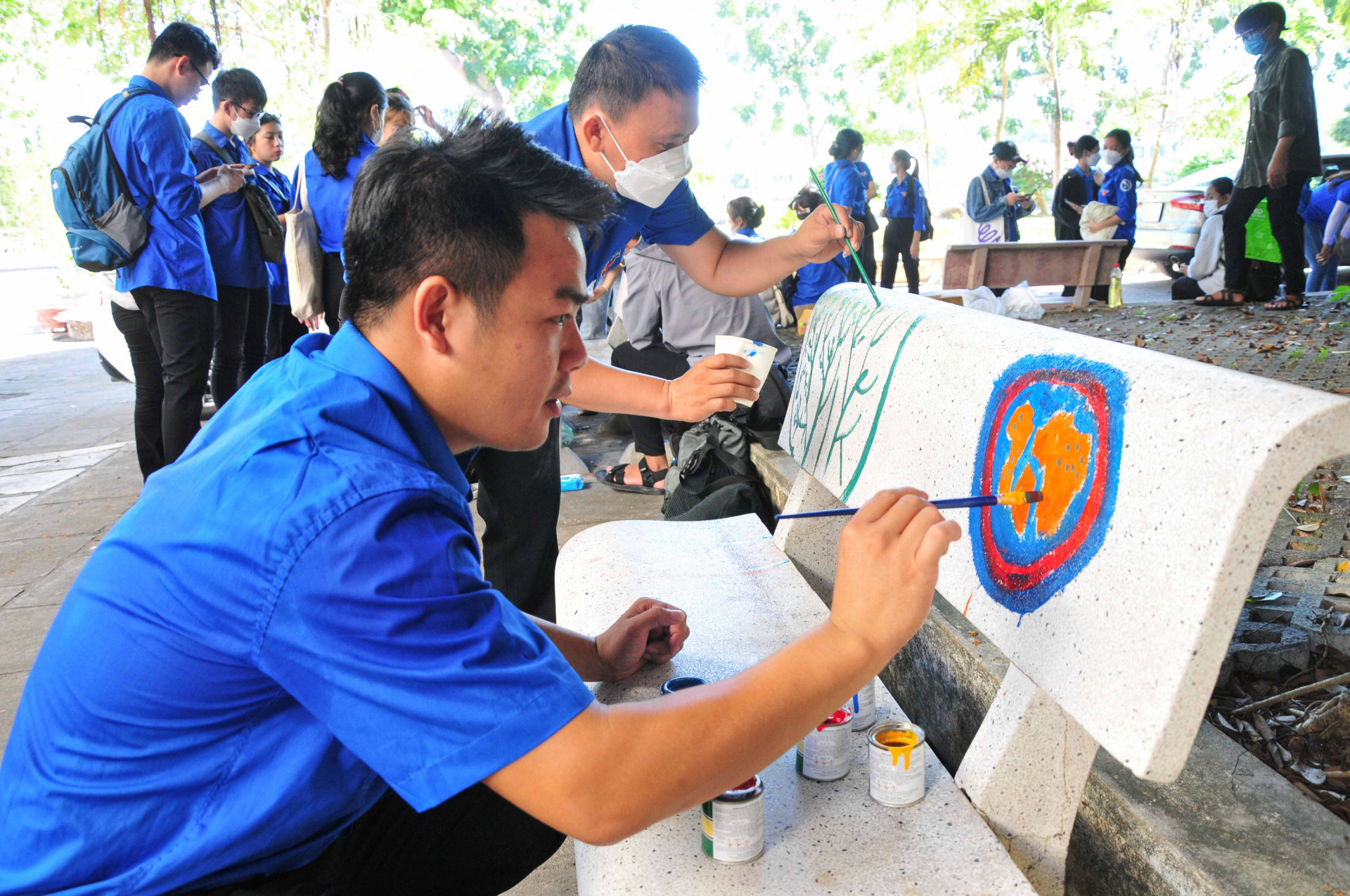 Hoạt động vẽ trang trí ghế đá trong khuôn viên Trường Đại học Nha Trang