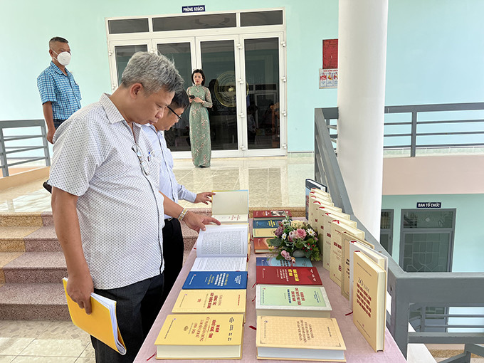 Các đại biểu tham khảo sách Bảo vệ nền tảng tư tưởng của Đảng được trưng bày tại buổi lễ