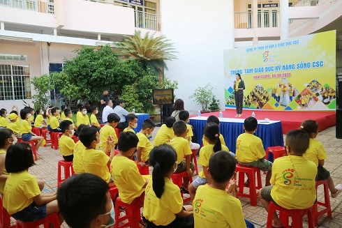 Bà Ngô Hoàng Lan - Chủ nhiệm Trung tâm phát biểu khai giảng khóa học. 