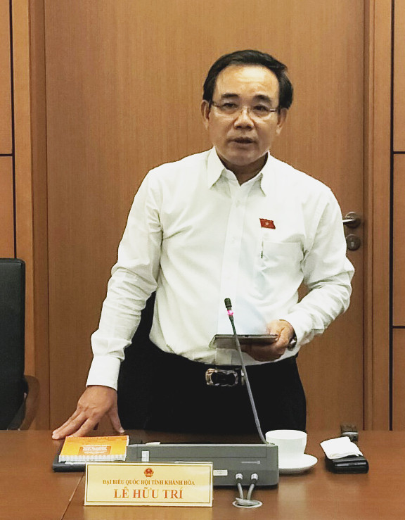 Đại biểu Lê Hữu Trí - Phó Trưởng đoàn chuyên trách Đoàn Đại biểu Quốc hội tỉnh phát biểu thảo luận tại tổ.