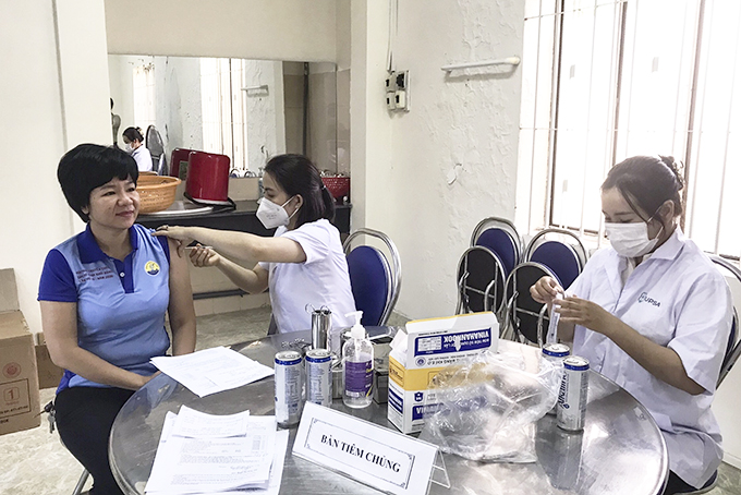 75 cán bộ, công chức tiêm vắc xin phòng Covid-19 mũi nhắc lại lần 1 và 2