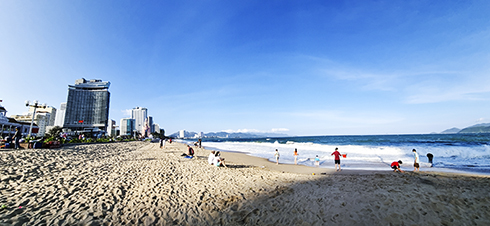 Biển và dấu chân trên cát