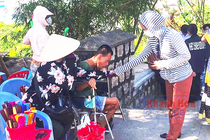 Một trường hợp lợi dụng người khuyết tật để bán hàng rong và xin tiền tại chùa Long Sơn