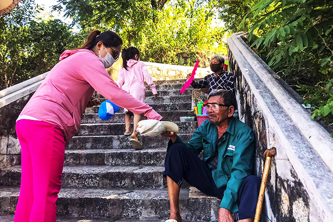 Lối đi lên khu  tượng Phật trắng  chùa Long Sơn luôn có nhiều người ngồi xin tiền.