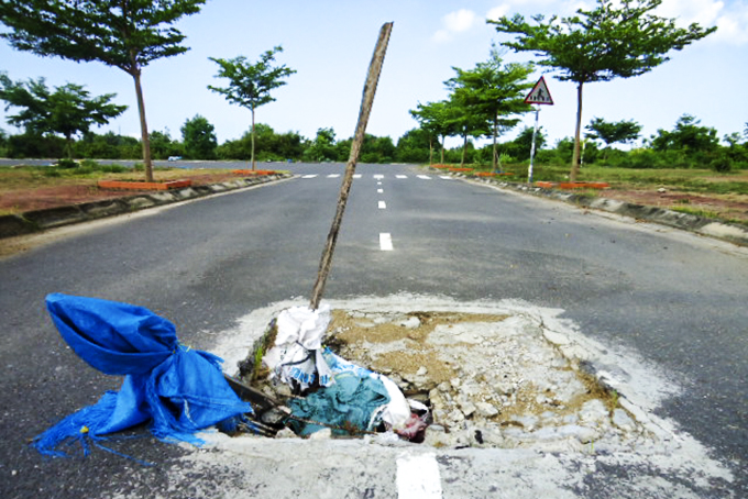 Hố nằm giữa đường