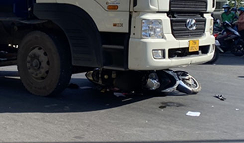 Bị xe chở dầu cuốn vào gầm, một phụ nữ đa chấn thương