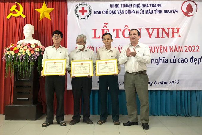 Tôn vinh những người hiến máu tình nguyện