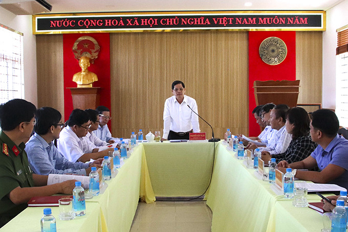 Ông Nguyễn Tấn Tuân kết luận tại cuộc họp.