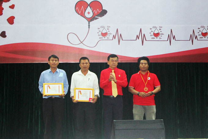 Tôn vinh 323 gia đình, cá nhân hiến máu tình nguyện
